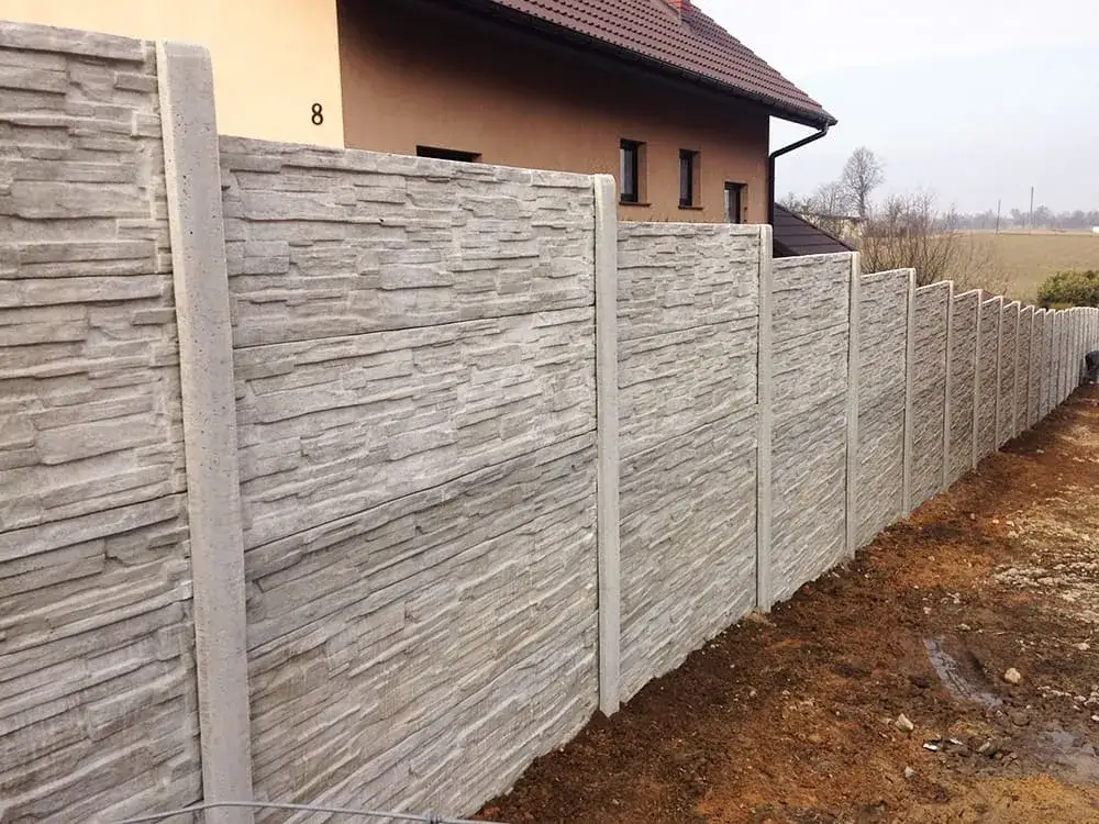 Jak zrobić ogrodzenie na pochyłym terenie - uniknij najczęstszych błędów