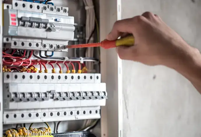 Ile zarabia elektryk w Niemczech? Zaskakujące różnice w pensjach