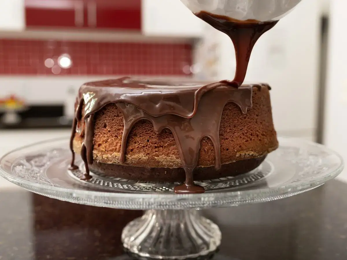 Jak uratować za rzadka polewa czekoladowa? Wylewana na tort, tworzy apetyczne sople.