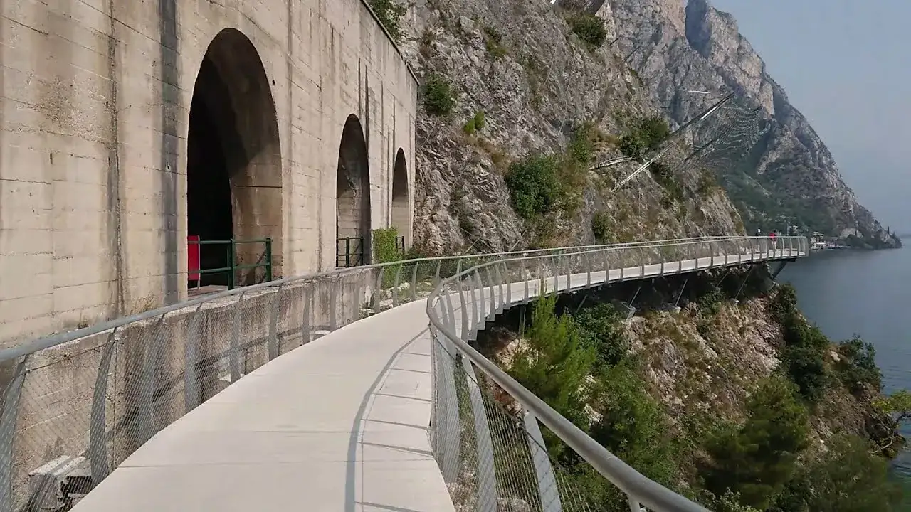 Najlepsze trasy rowerowe w Limone sul Garda – piękne widoki i emocje