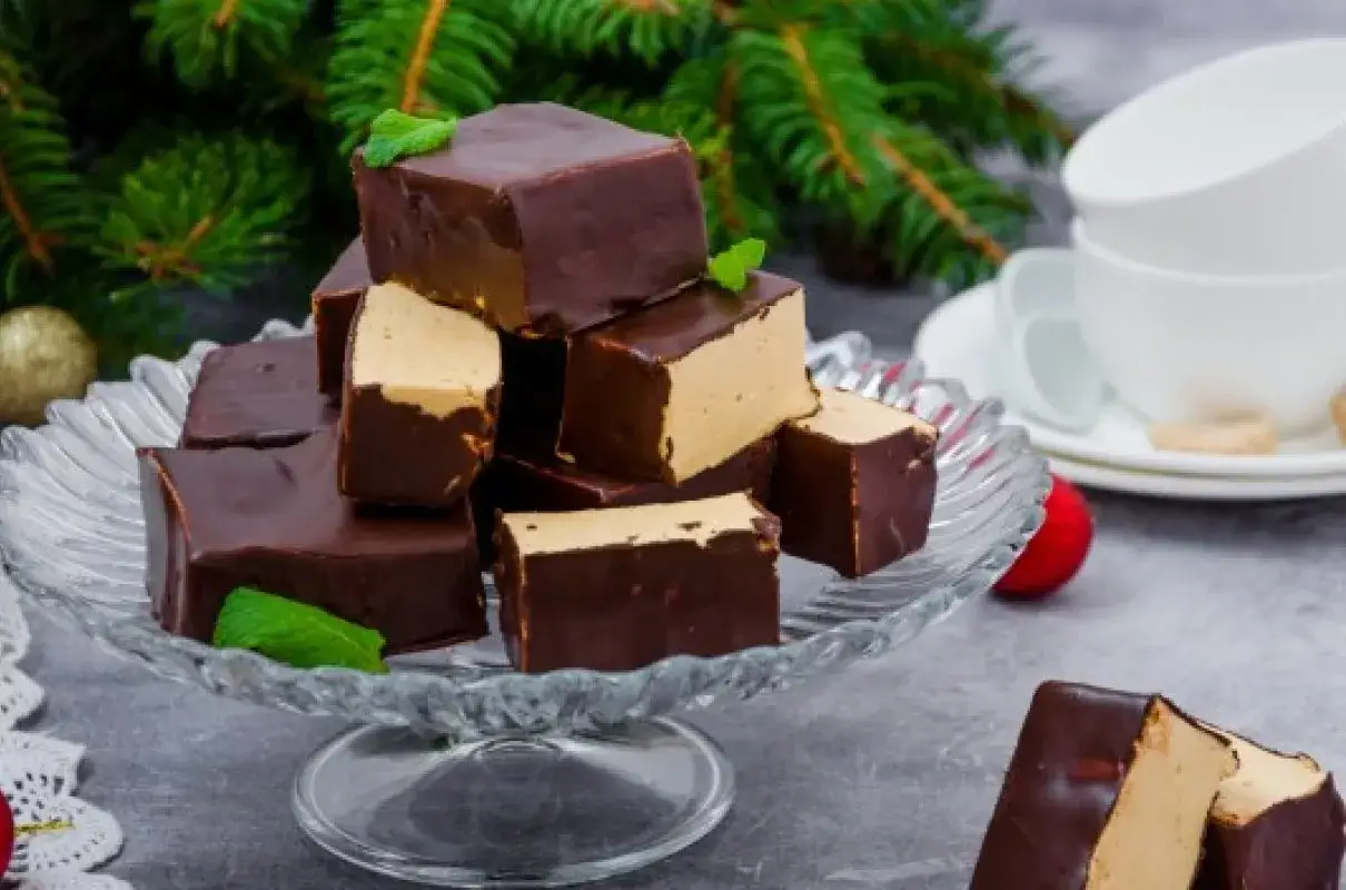 Czekoladowe kostki z kremowym nadzieniem, idealne na święta. Czy ptasie mleczko jest wegetariańskie? Te wyglądają pysznie!