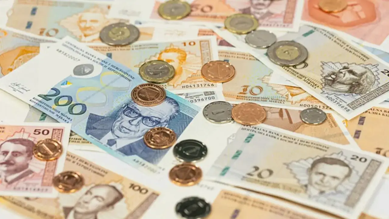 Banknoty i monety, w tym 200 marek, wskazują, jaka waluta w Bośni i Hercegowinie.