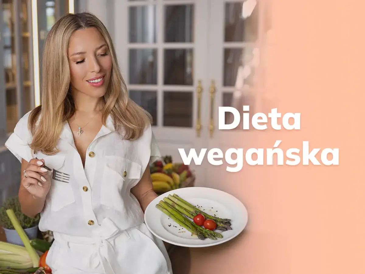 Kobieta z widelcem i talerzem szparagów zastanawia się, czy dieta wegańska jest zdrowa.