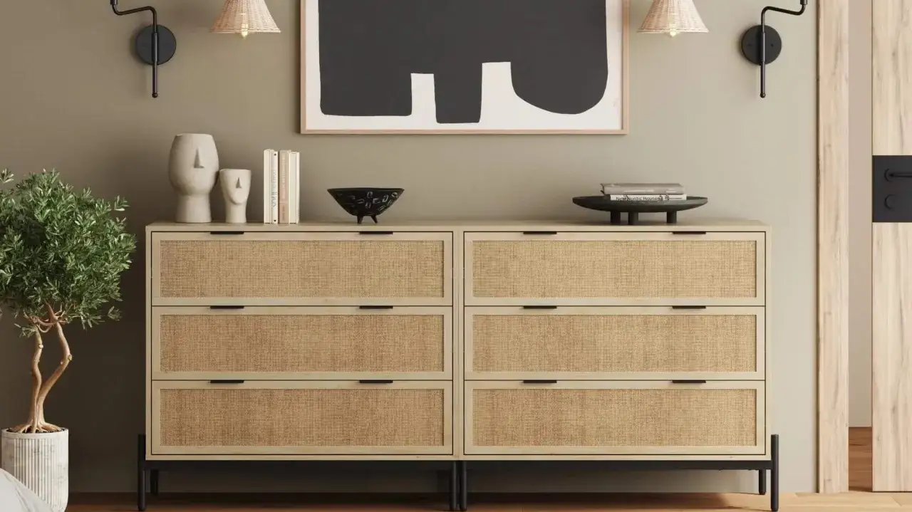 Komoda w salonie: 3 złote zasady i pomysły na stylową dekorację
