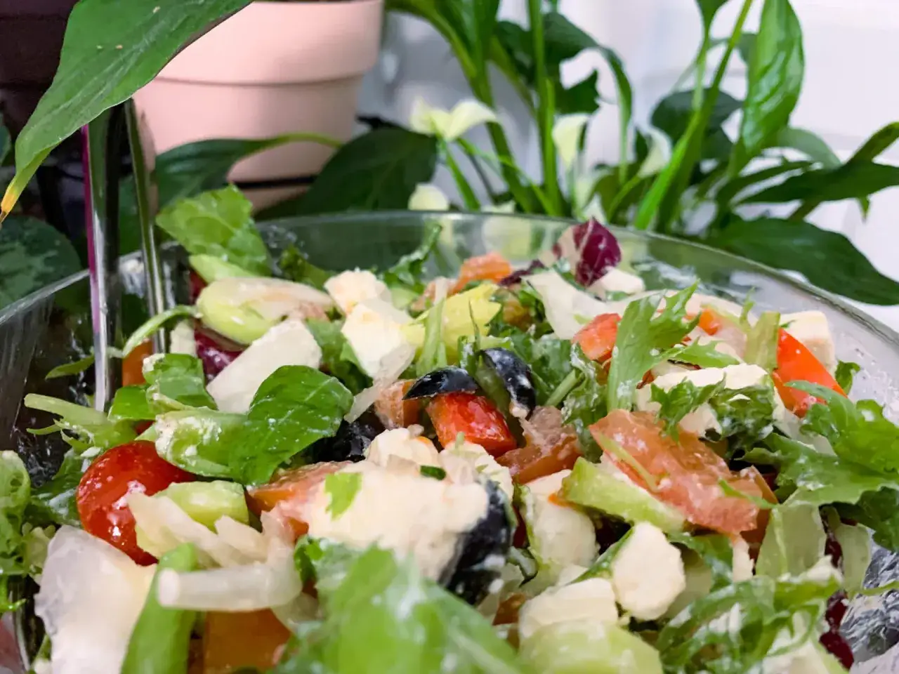 Jak zrobić sałatkę z serem feta, która zachwyci Twoich gości?