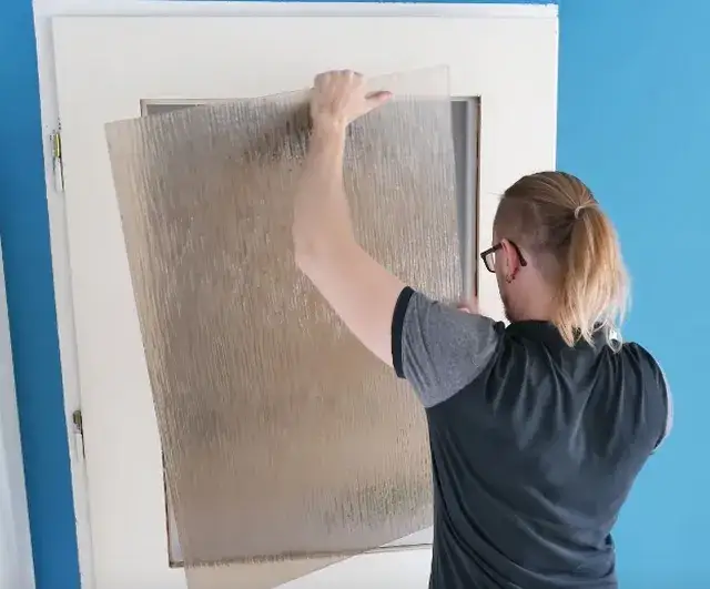 Czym pomalować szybę w drzwiach, aby uzyskać doskonały efekt?