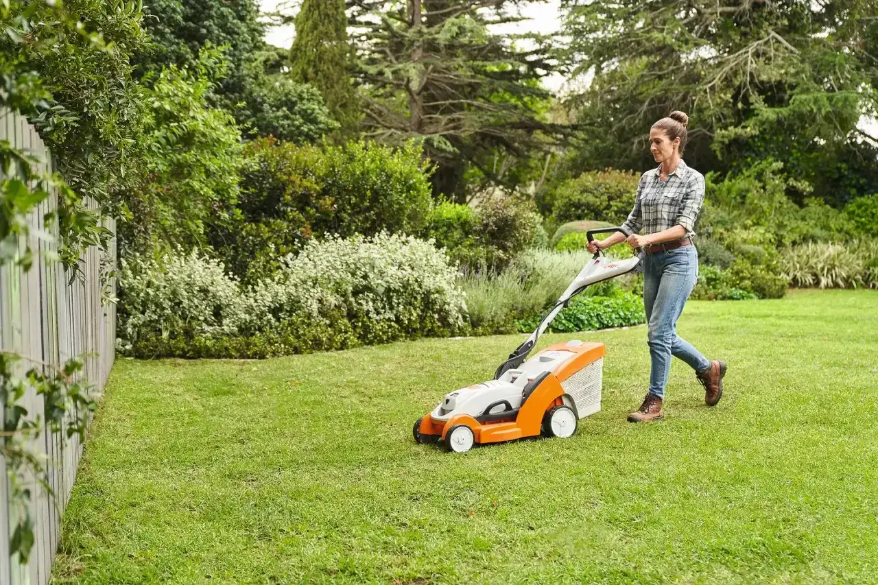 Mokra trawa kosiarką elektryczną? Poznaj ryzyko i skutki!