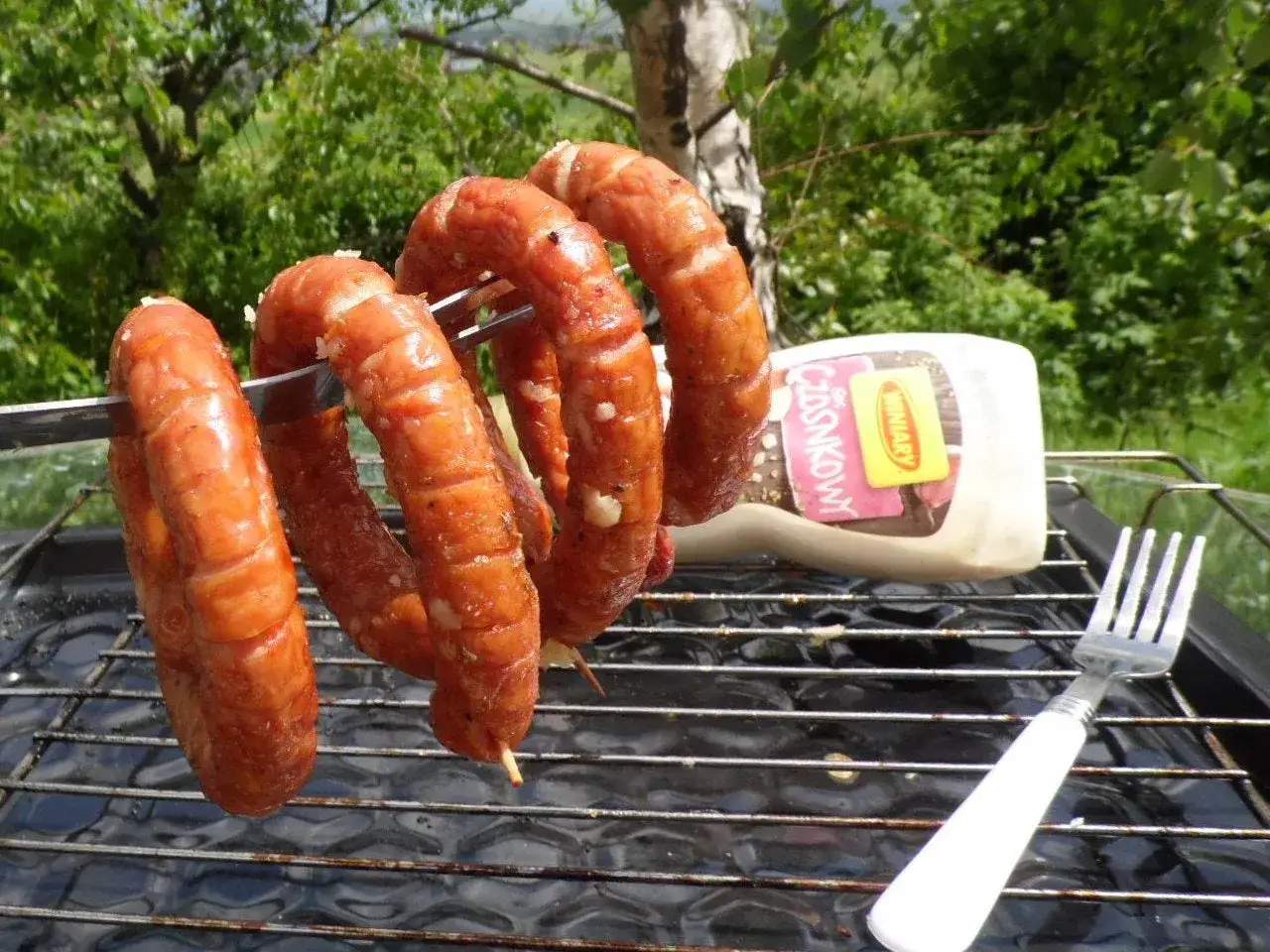 Jak przygotować idealną kiełbasę z serem na grilla - przepisy i porady
