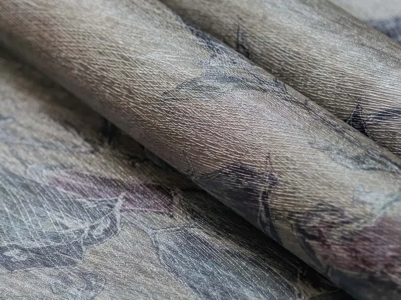 Tapety jak tkanina: Luksusowa faktura, która ociepla wnętrza