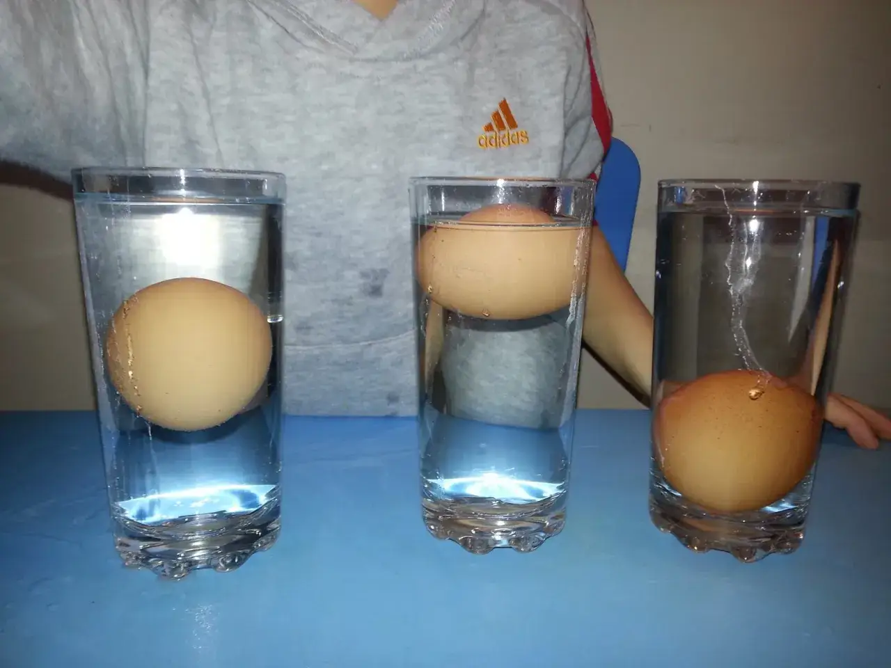 Fascynujące eksperymenty z solą: Kryształy i lewitujące jajko