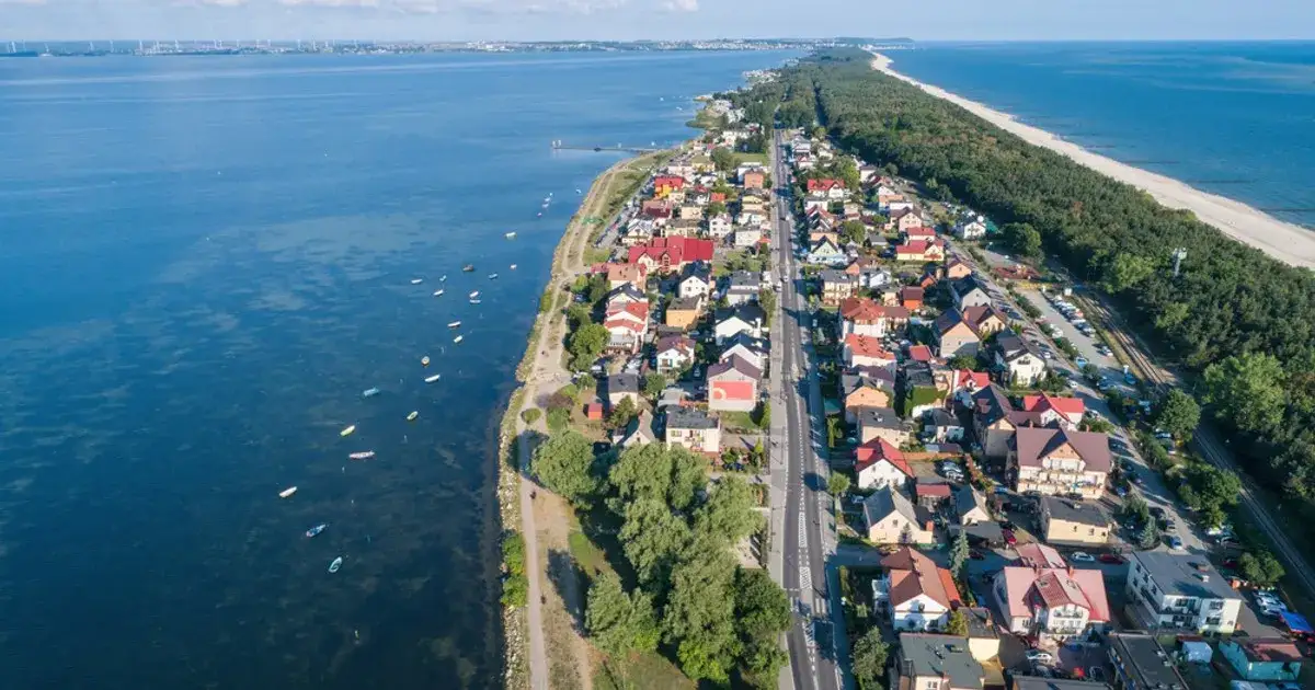 Czy można wjechać na Hel samochodem? Sprawdź trudności i alternatywy