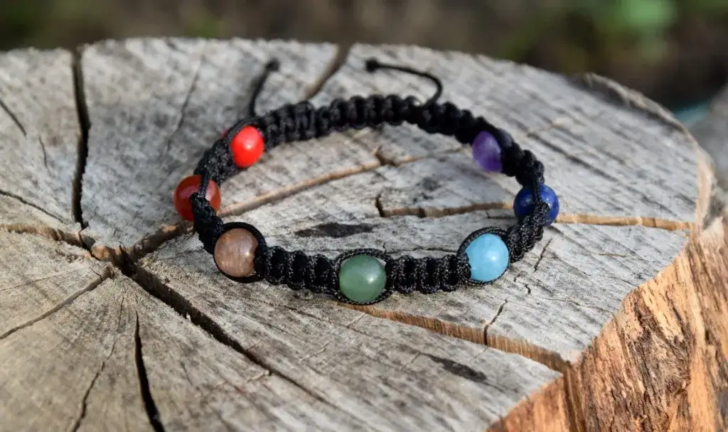 Męska bransoletka czakralna: przewodnik po kamieniach i mocy