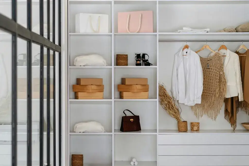 Ubrania na co dzień: jak stworzyć wygodną i stylową garderobę?