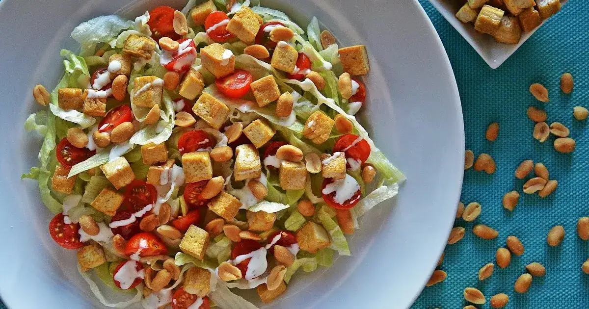 Jak przygotować tofu do sałatki, aby zaskoczyć smakiem i prostotą