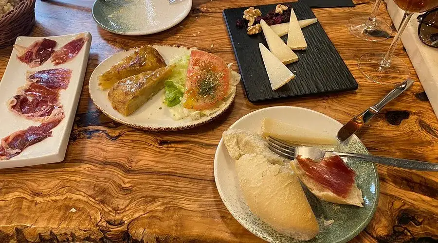 El Librero Tapas y Quesos Sevilla: Tu guía para un festín de quesos