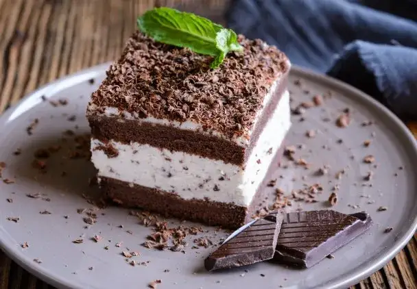 Najlepsze przepisy na ciasto w wolnowarze, które zachwycą smakami