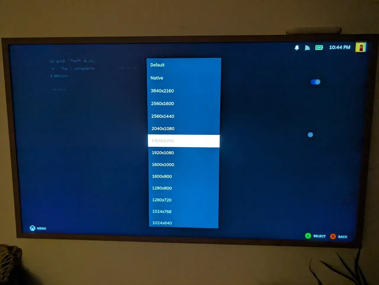 Ekran telewizora z menu wyboru rozdzielczości gry, podświetlone 1920x1200.