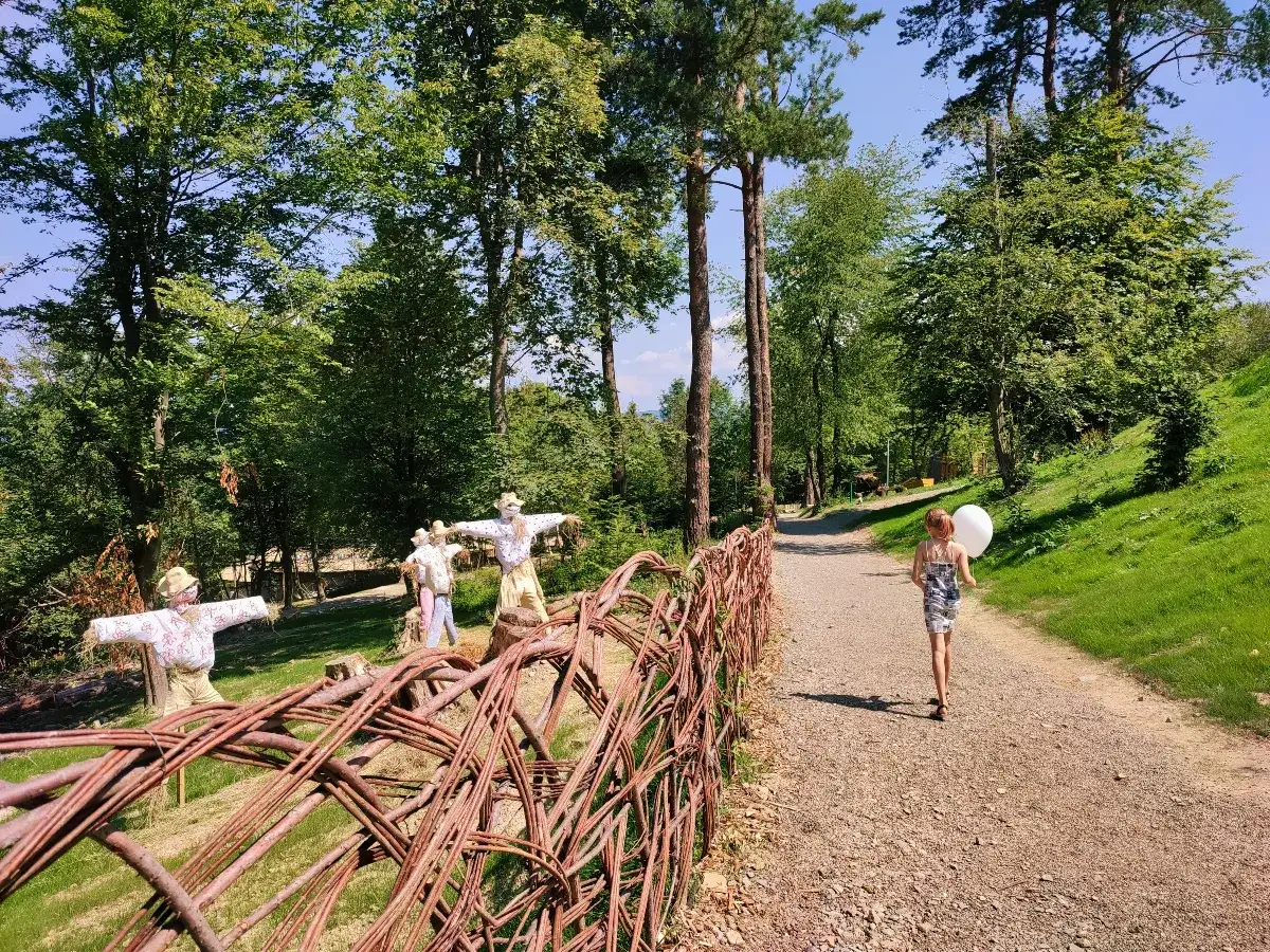 Najlepsze miejsca na rodzinne wycieczki z dzieckiem w Podkarpaciu – sprawdź koniecznie!