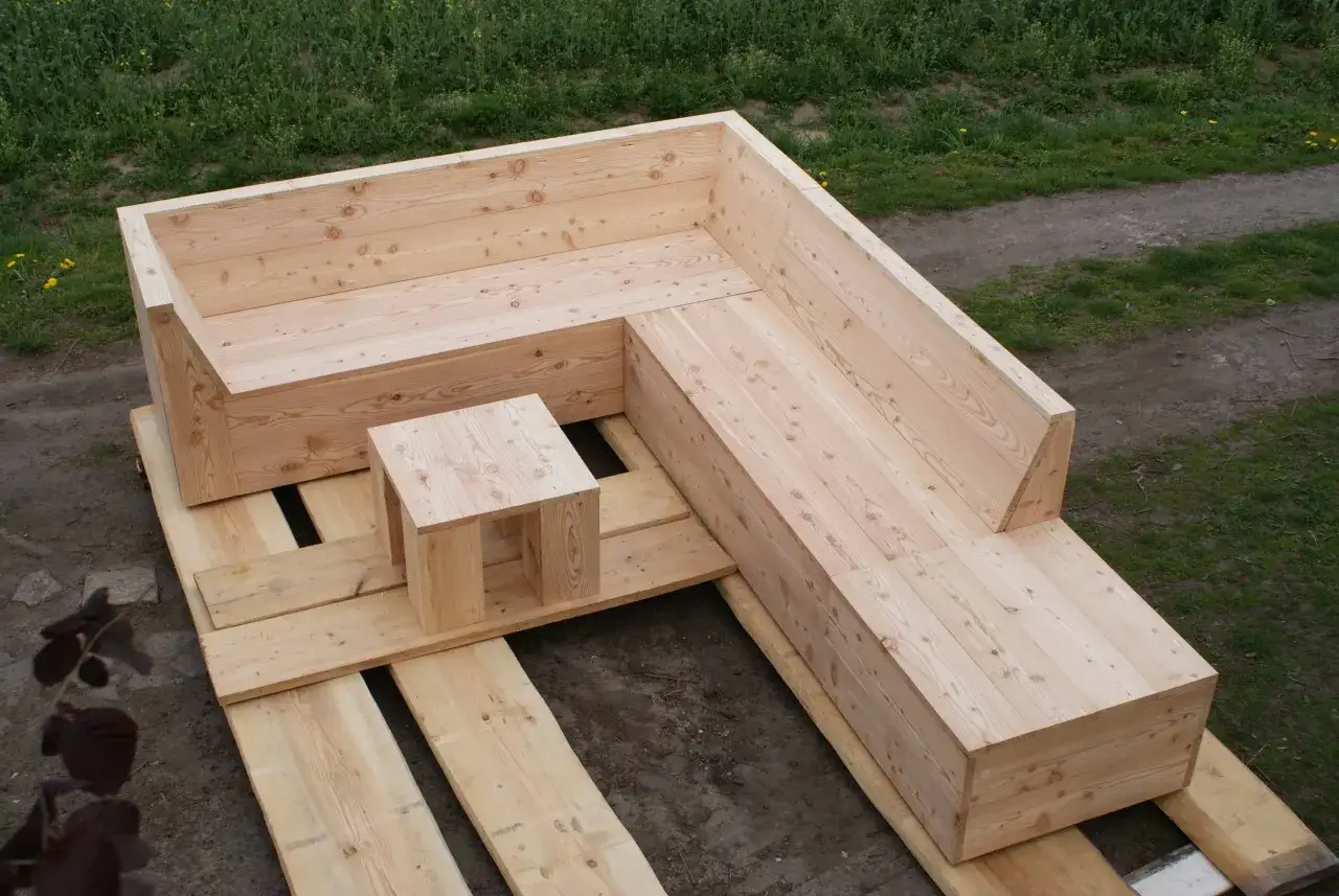 Jak zrobić meble ogrodowe z desek? Oszczędź 60% i ciesz się latami!