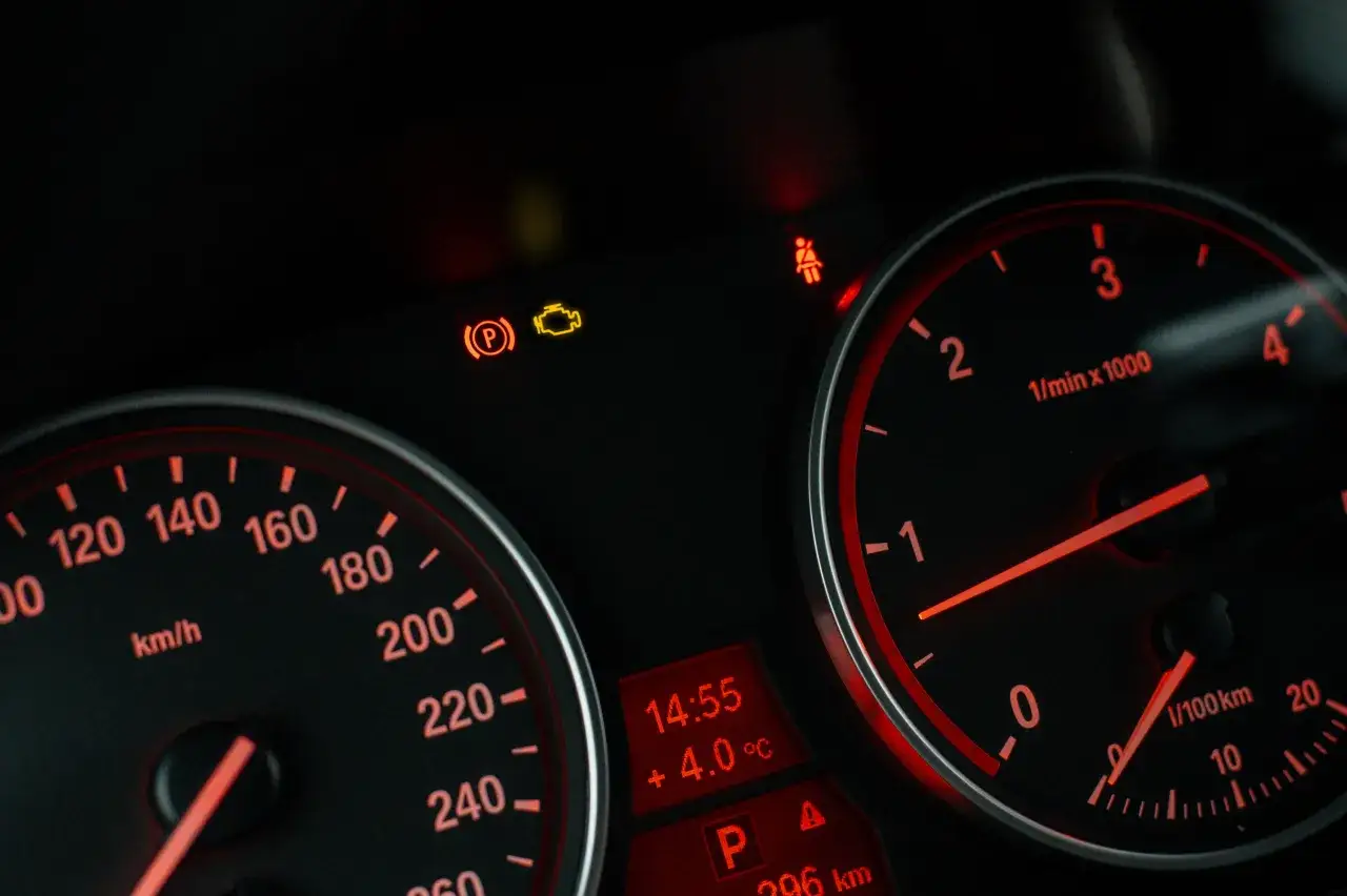 Objawy uszkodzonych wtryskiwaczy benzynowych, które mogą zrujnować Twój silnik