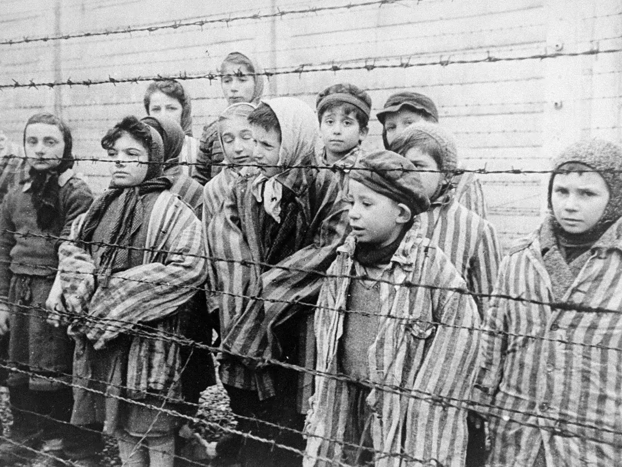 Czym się różni Auschwitz od Birkenau? Kluczowe różnice i historia