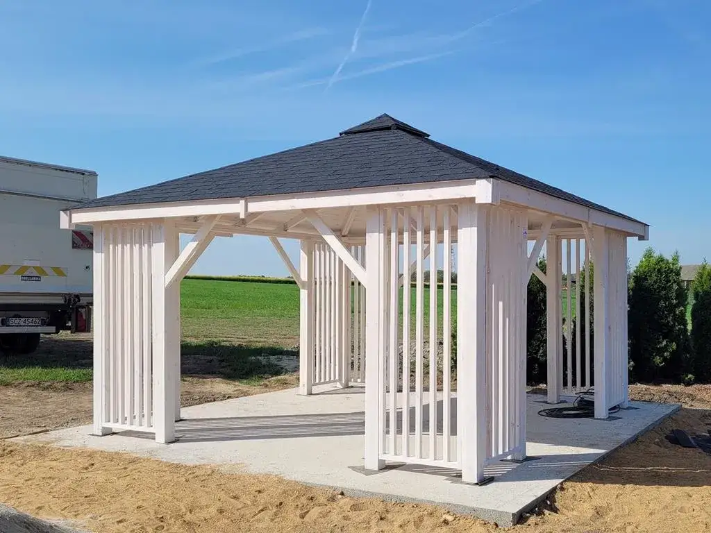 Biała altana: Jak wybrać farbę i malować, by efekt zachwycał?