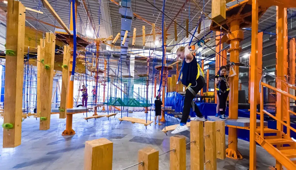 Kryty park linowy: całoroczna przygoda i rozwój dla Twojego dziecka