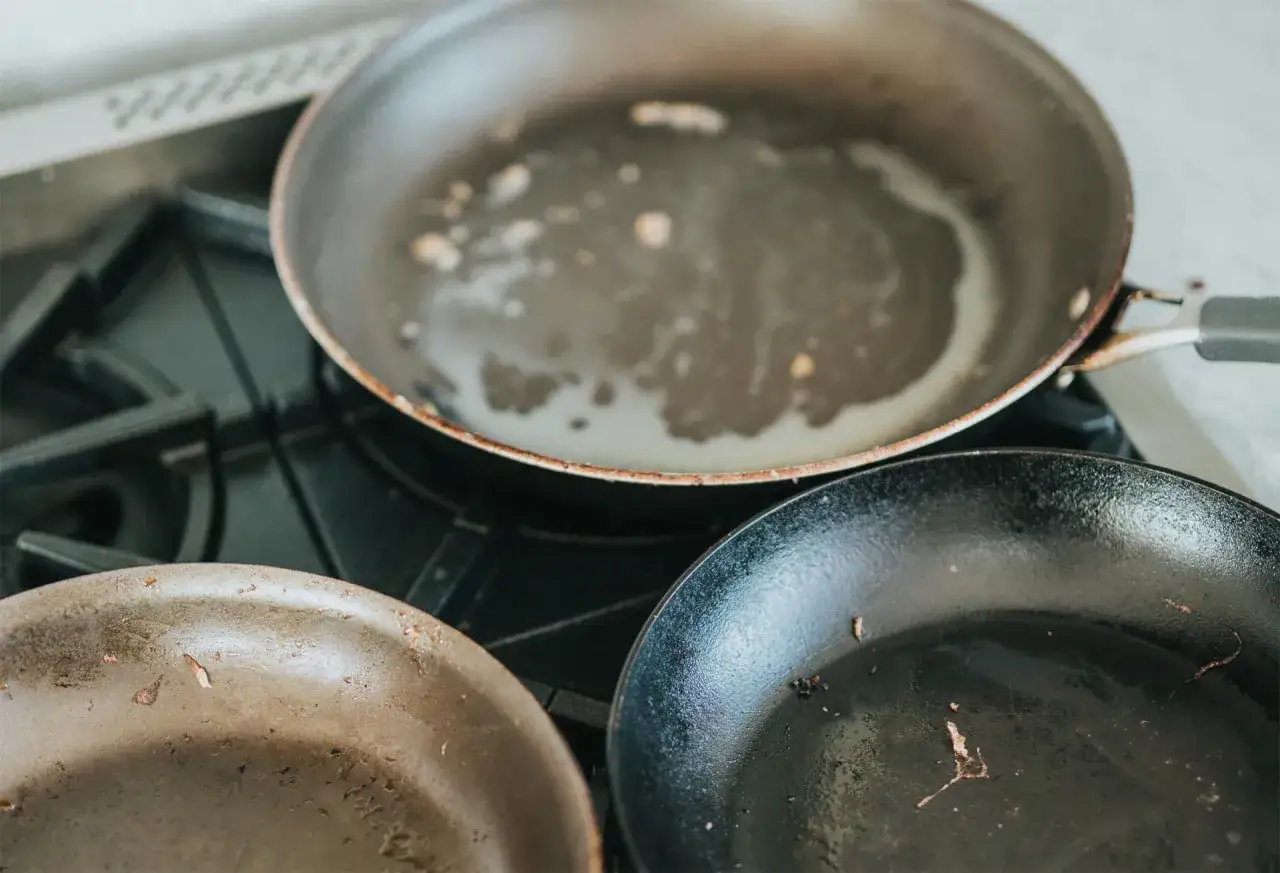 Jak skutecznie wyczyścić przypaloną patelnię i uniknąć uszkodzeń