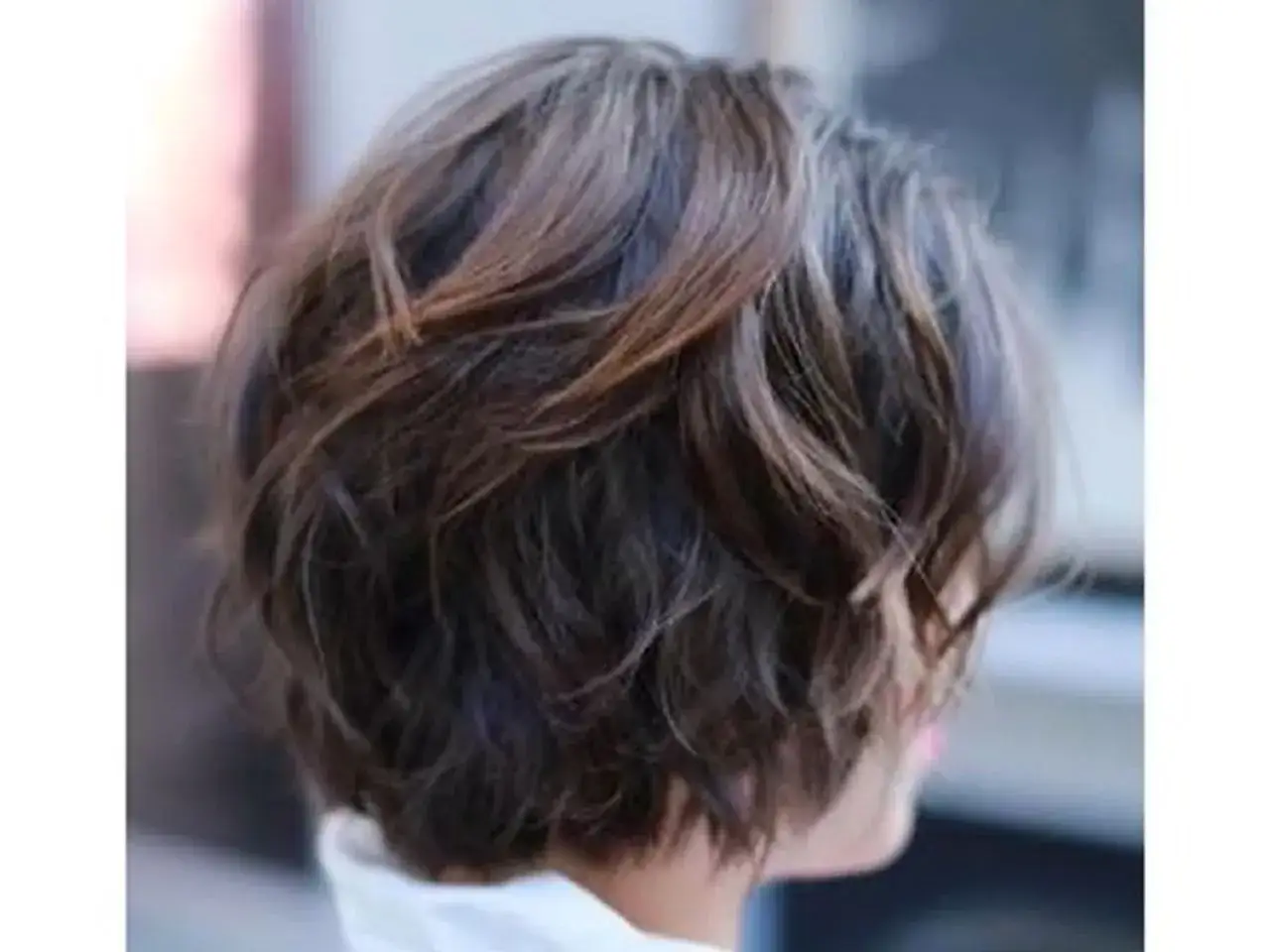 Odmładzające fryzury po 60: Zmień wizerunek, poczuj się młodziej!