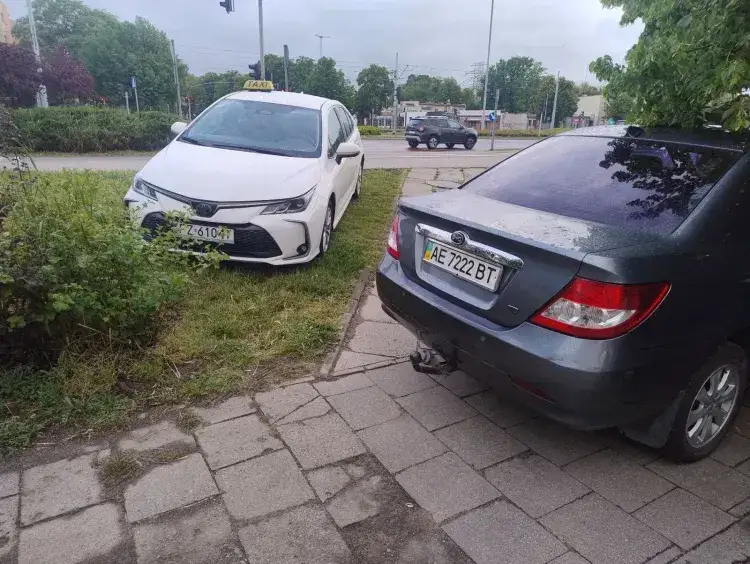 Jak zgłosić źle zaparkowany samochód w różnych miastach Polski