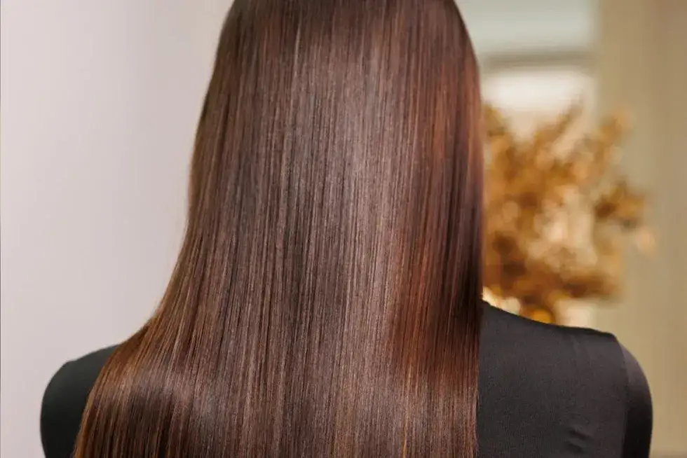 Ranking sprayów wygładzających włosy: Twój sekret do glass hair