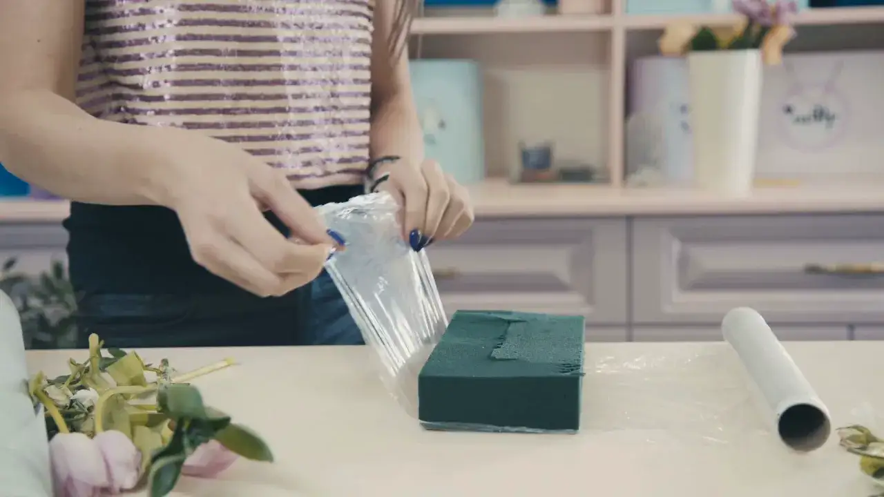 Przygotowanie gąbki florystycznej do kwiatów. Dowiedz się, jak długo moczyć gąbkę florystyczną, by była idealnie nawodniona.