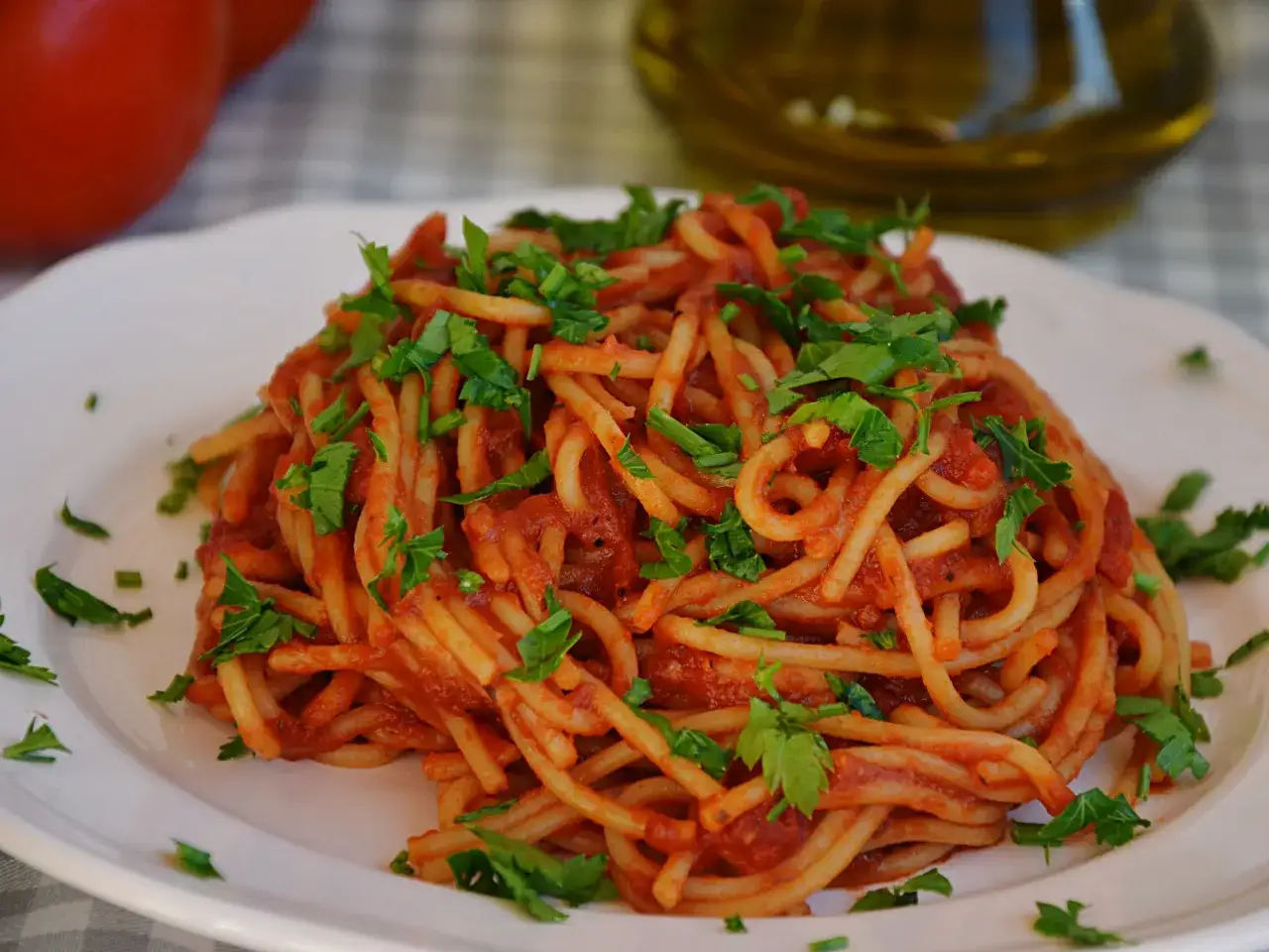Proste przepisy na spaghetti pomidorowe, które zachwycą Twoje kubki smakowe