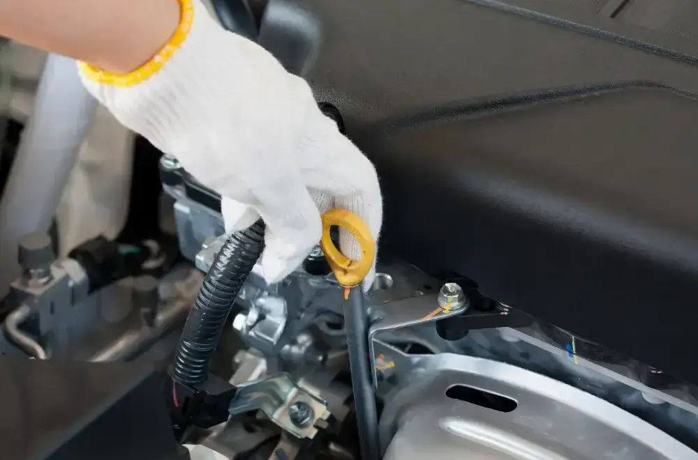 Kiedy należy sprawdzać poziom oleju w silniku, aby uniknąć awarii?