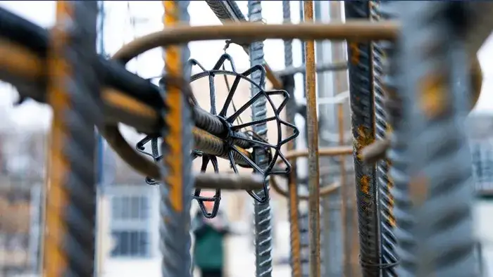 Dystanse zbrojeniowe: klucz do trwałego betonu? Poradnik eksperta