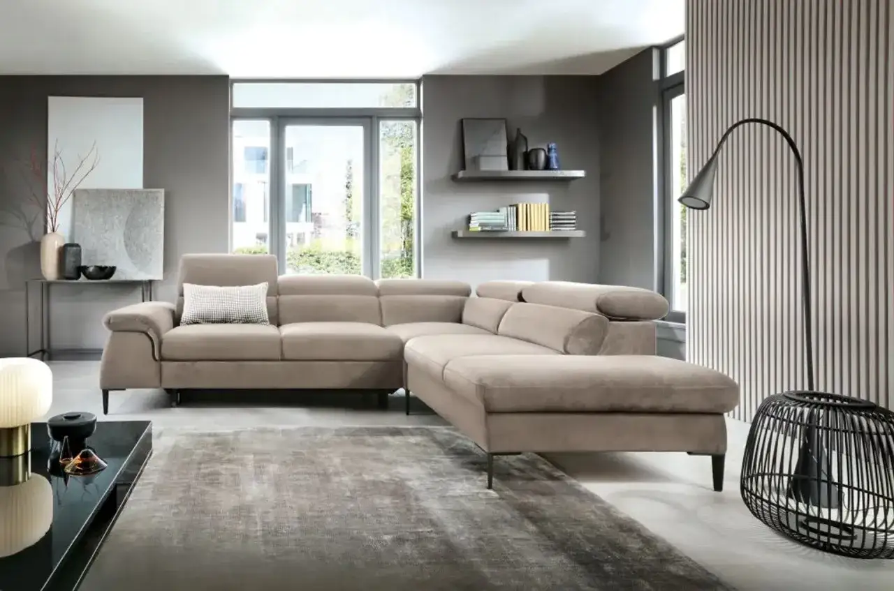 Nowoczesny salon z beżową sofą i dywanem. Inspiracje szare ściany tworzą eleganckie tło dla minimalistycznych dodatków i sztuki.