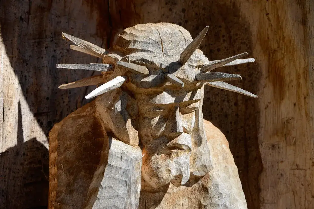 Chrystus Frasobliwy: Historia, symbolika i jak wybrać rzeźbę