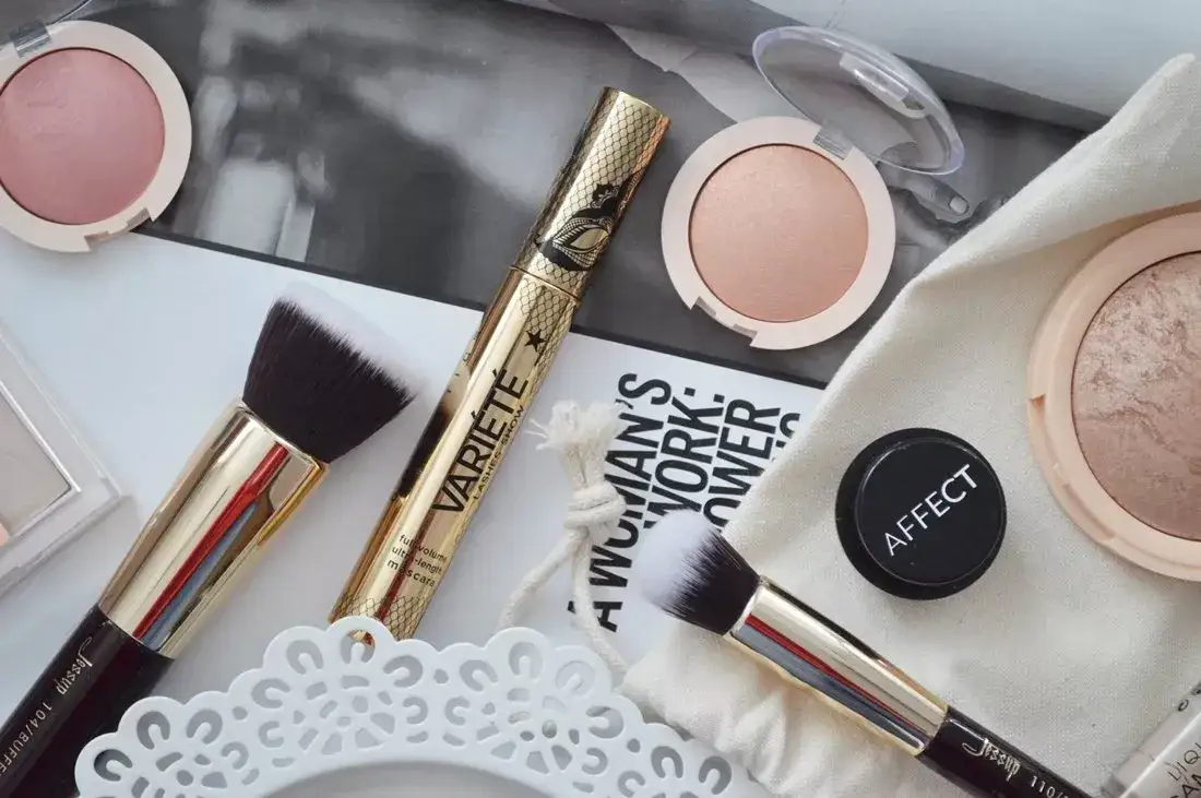 Co jest potrzebne do makijażu? Kluczowe kosmetyki i akcesoria