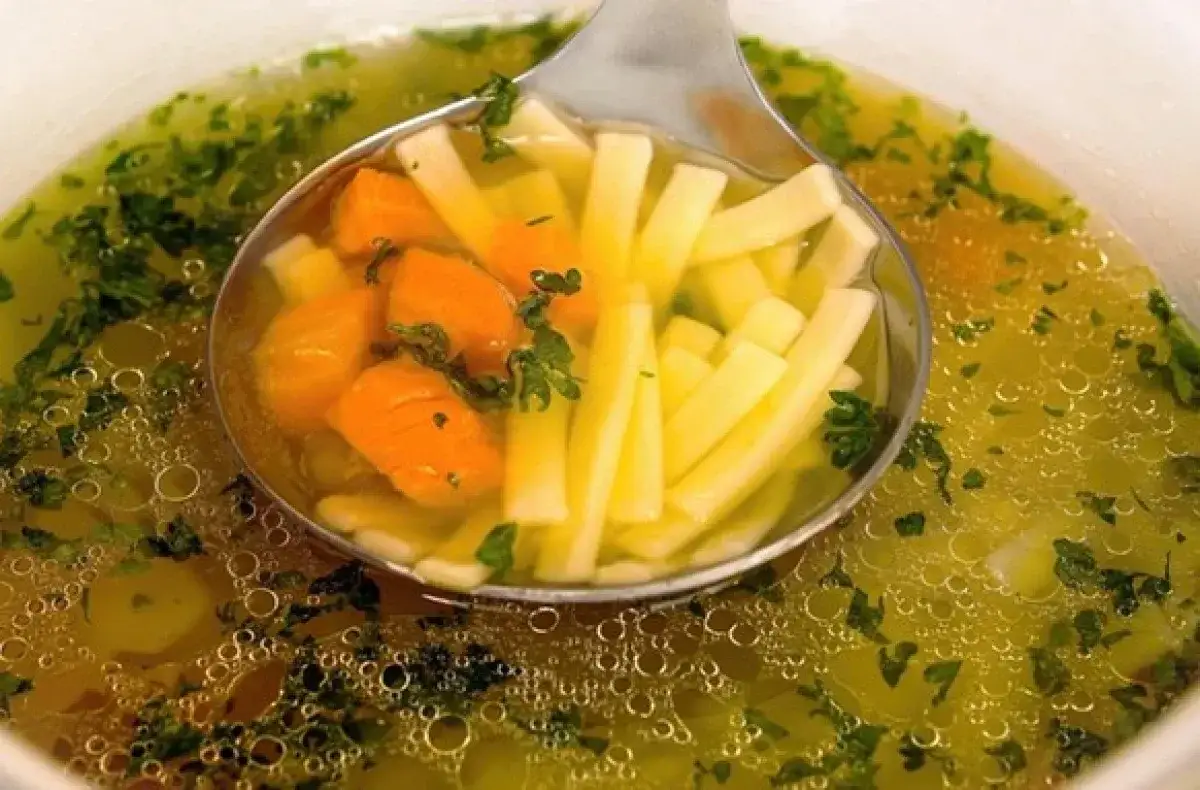 Sekret idealnego rosołu wołowo-drobiowego: klarowność i smak!