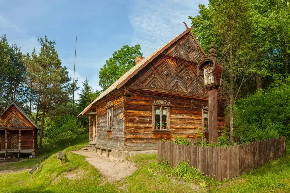 Muzeum skansen - odkryj fascynujące skanseny w Polsce i ich kulturę