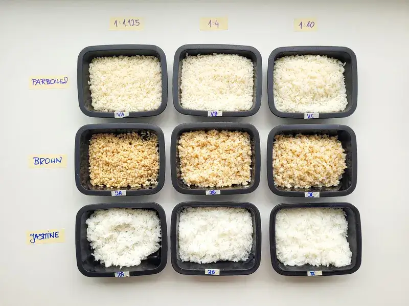 Ile gotować ryż? Sekret sypkich ziaren i proporcje wody