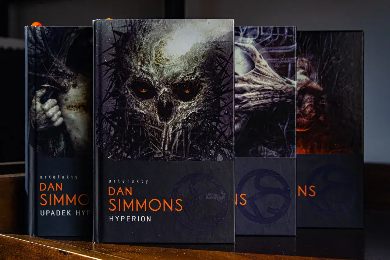 Okładki książek Dana Simmonsa z cyklu "Hyperion" z mrocznymi, przerażającymi grafikami.