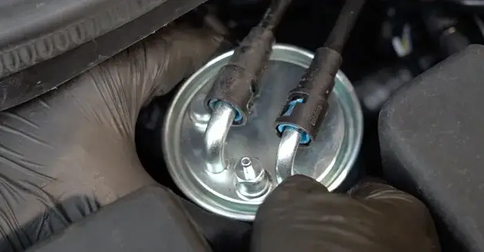 Gdzie jest filtr paliwa Opel Corsa D 1.2? Lokalizacja i wymiana