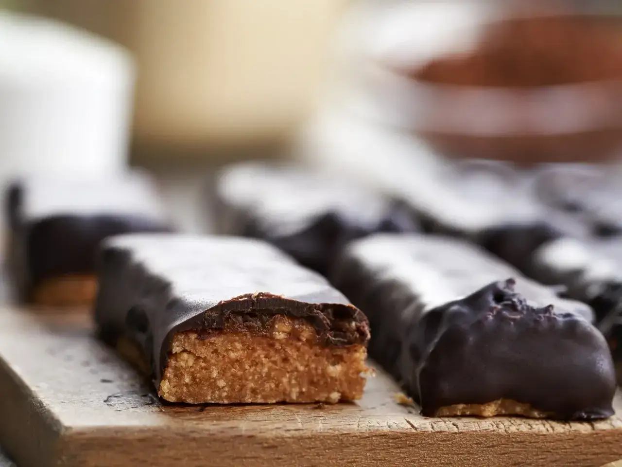 Domowe batony proteinowe oblane czekoladą. Idealne, gdy zastanawiasz się, jak zrobić batona proteinowego.