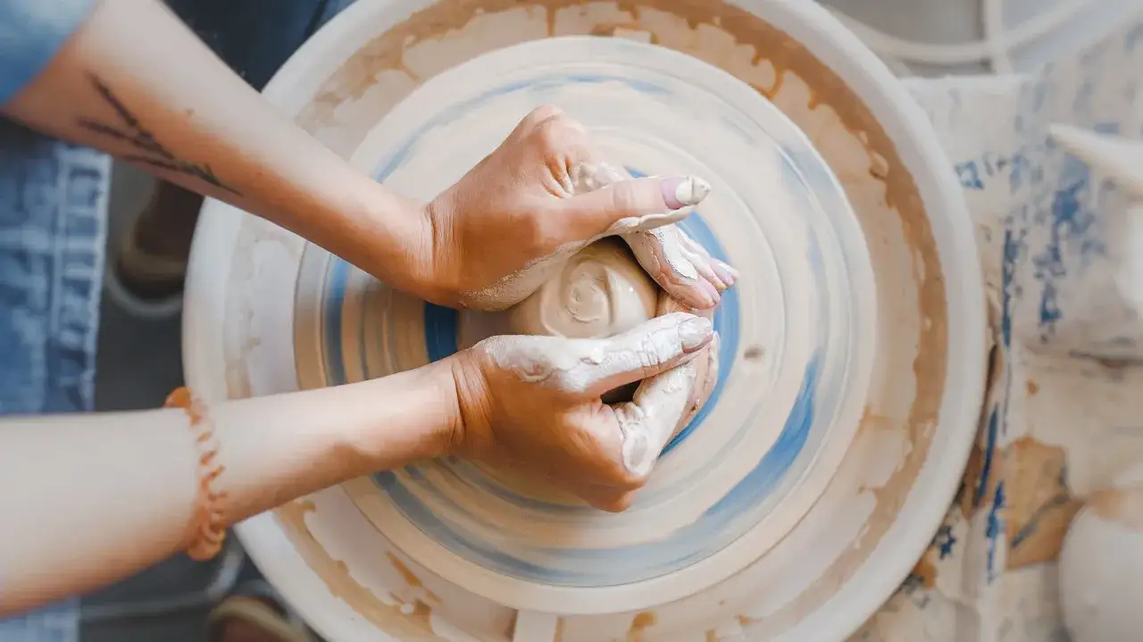 Rzeźba ceramika: Odkryj techniki i unikalne dzieła sztuki