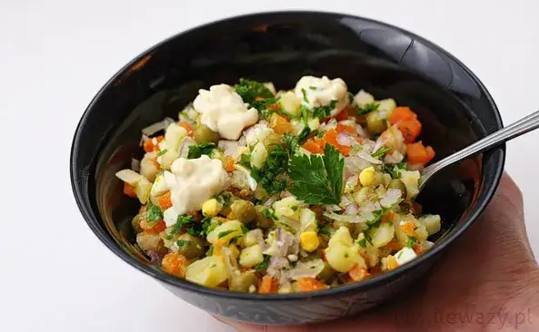 Ile kcal ma sałatka jarzynowa? Odkryj sekrety lżejszej wersji!