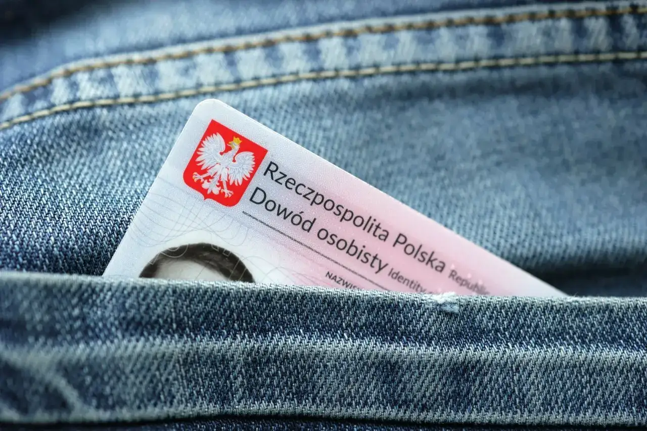 Polski dowód osobisty wsuwany do kieszeni dżinsów. Czy można wziąć kredyt na zastrzeżony dowód?
