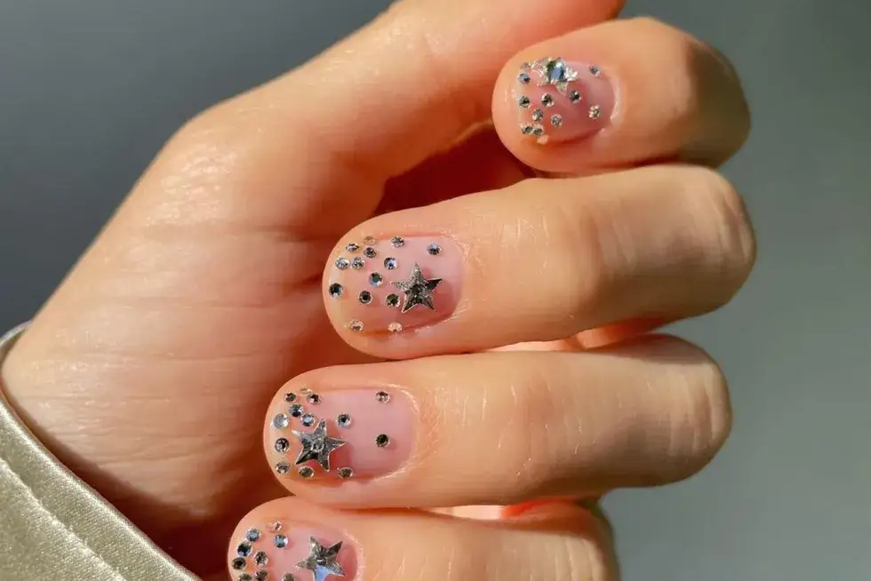 Hybrydy w domu czy warto? Odkryj zalety i wady samodzielnego manicure