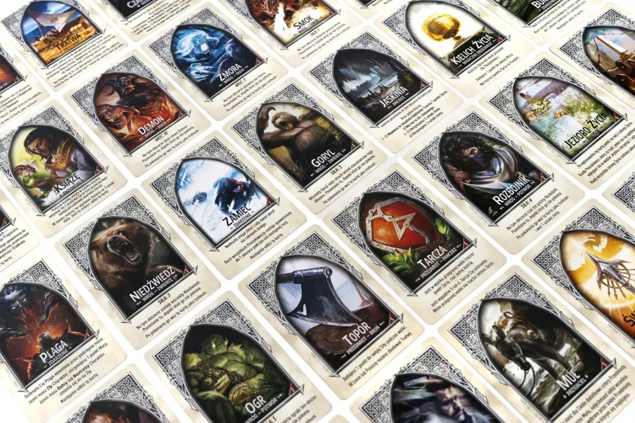 Widok z góry na wiele kart z ilustracjami postaci i przedmiotów fantasy, ułożonych w rzędach.