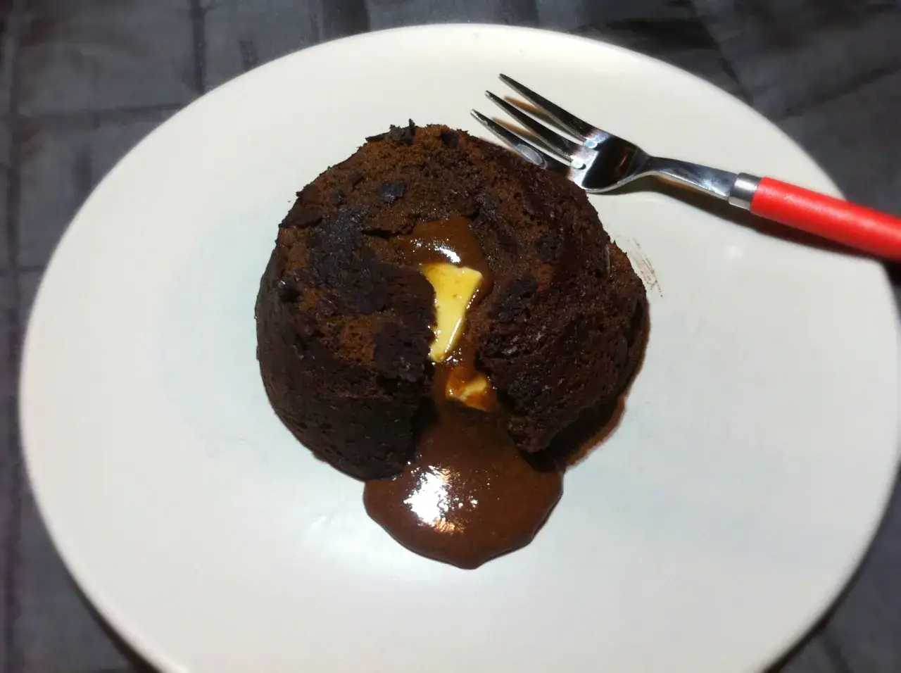 Lava Cake: Płynny środek gwarantowany! Czas pieczenia to klucz.